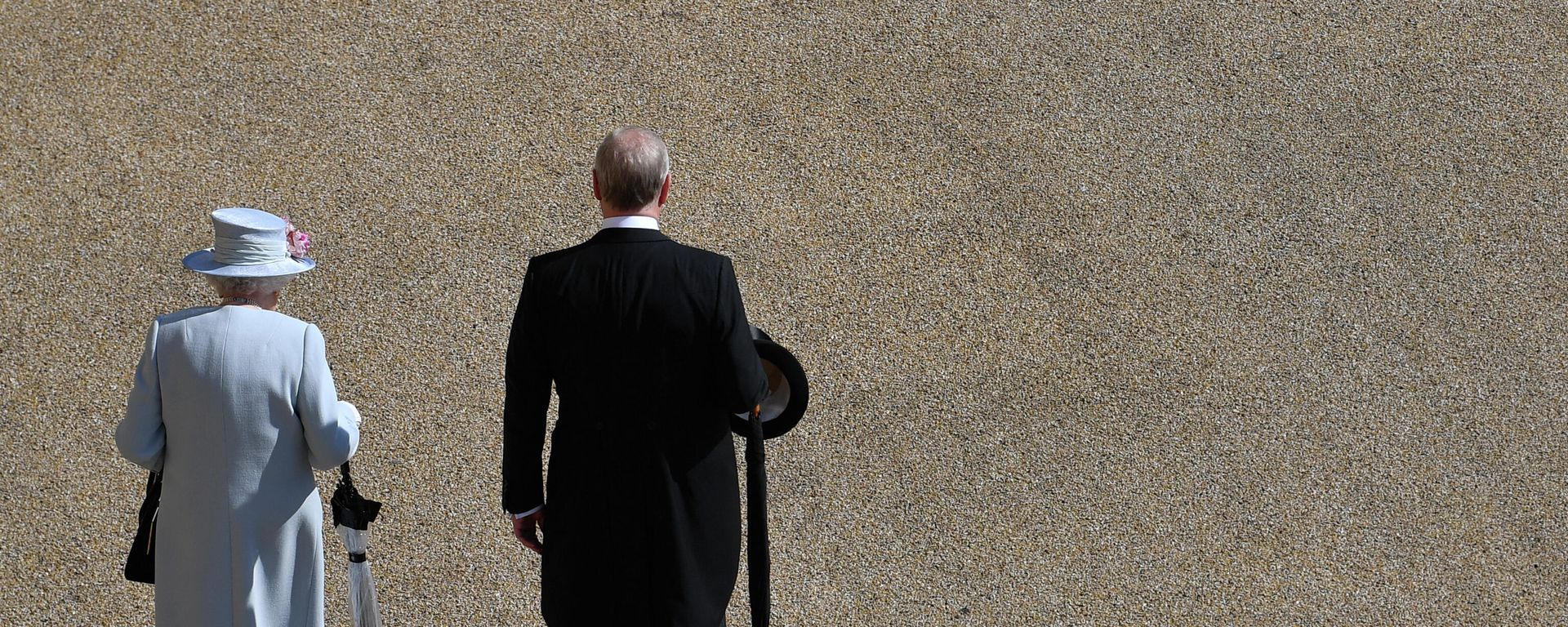 Britain's Queen Elizabeth II (L) and Britain's Prince Andrew, Duke of York, (R) arrive for a garden party in the grounds of Buckingham Palace in central London on May 21, 2019. Britain's Queen Elizabeth II (L) and Britain's Prince Andrew, Duke of York, (R) arrive for a garden party in the grounds of Buckingham Palace in central London on May 21, 2019. - Sputnik International, 1920, 02.10.2021