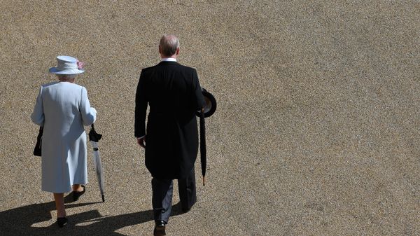 Britain's Queen Elizabeth II (L) and Britain's Prince Andrew, Duke of York, (R) arrive for a garden party in the grounds of Buckingham Palace in central London on May 21, 2019.  - Sputnik International