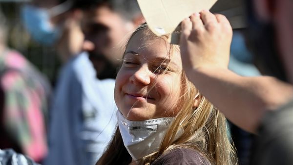 An activist fans climate activist Greta Thunberg with a piece of cardboard as she joins students holding a Fridays for Future climate strike while environment ministers meet ahead of Glasgow's COP26 meeting, in Milan, Italy, October 1, 2021 - Sputnik International