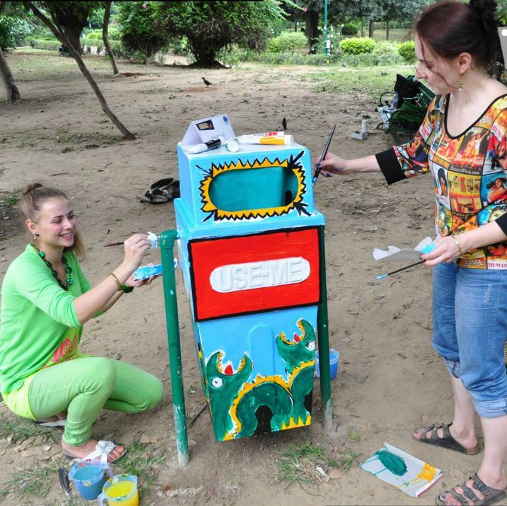 Russian artists painting garbage cans at Delhi's popular Lodhi Garden - Sputnik International, 1920, 02.10.2021