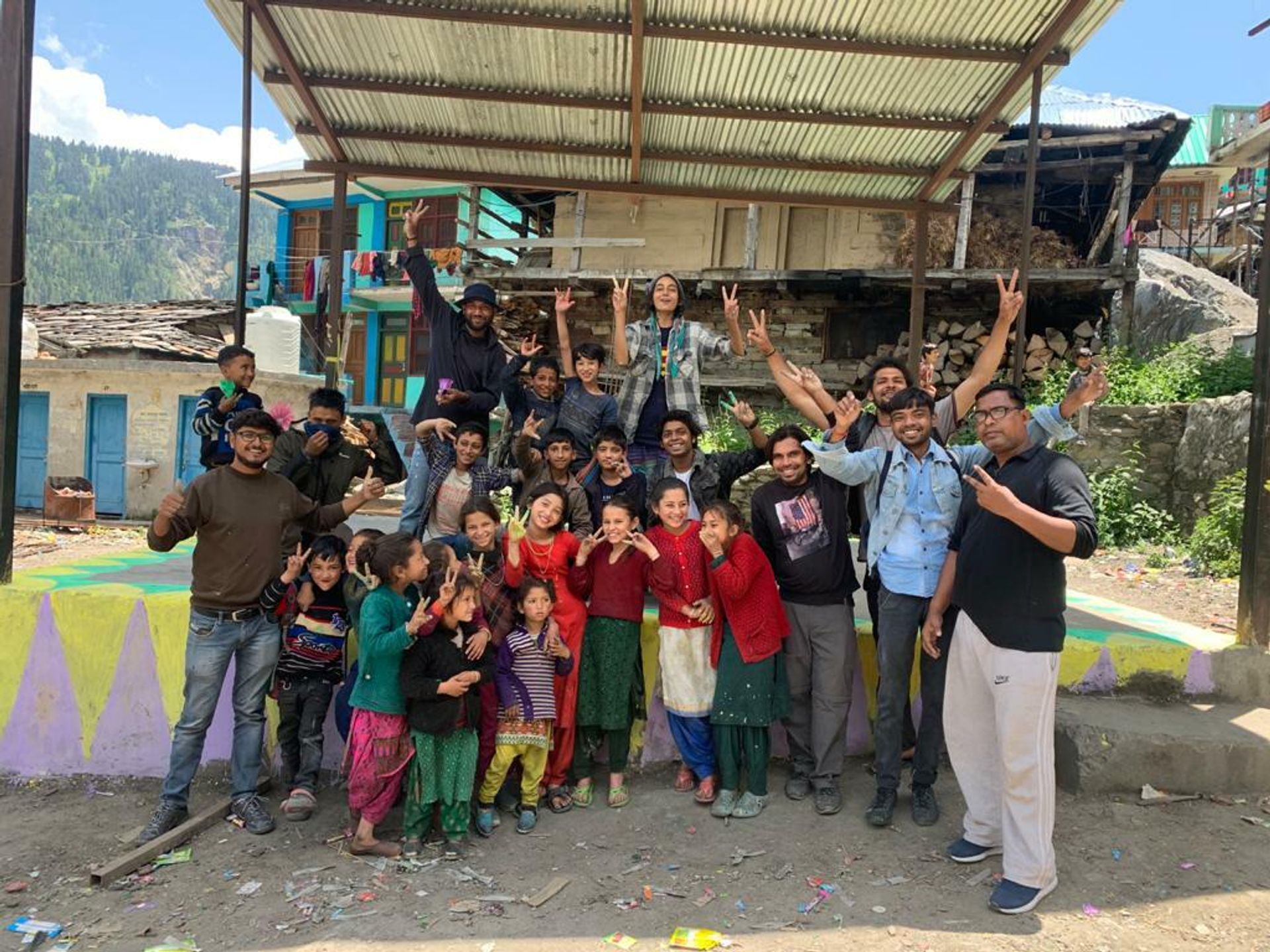 Street artists with villagers from Malana in Himachal Pradesh  - Sputnik International, 1920, 02.10.2021