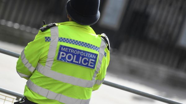 A Metropolitan Police officer stands on duty in London - Sputnik International