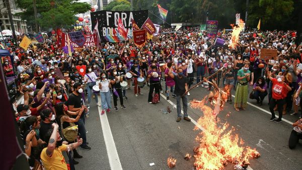 A demonstrator burns a doll representing Brazil’s President Jair Bolsonaro during a protest against his administration in Sao Paulo, Brazil October 2, 2021.  - Sputnik International