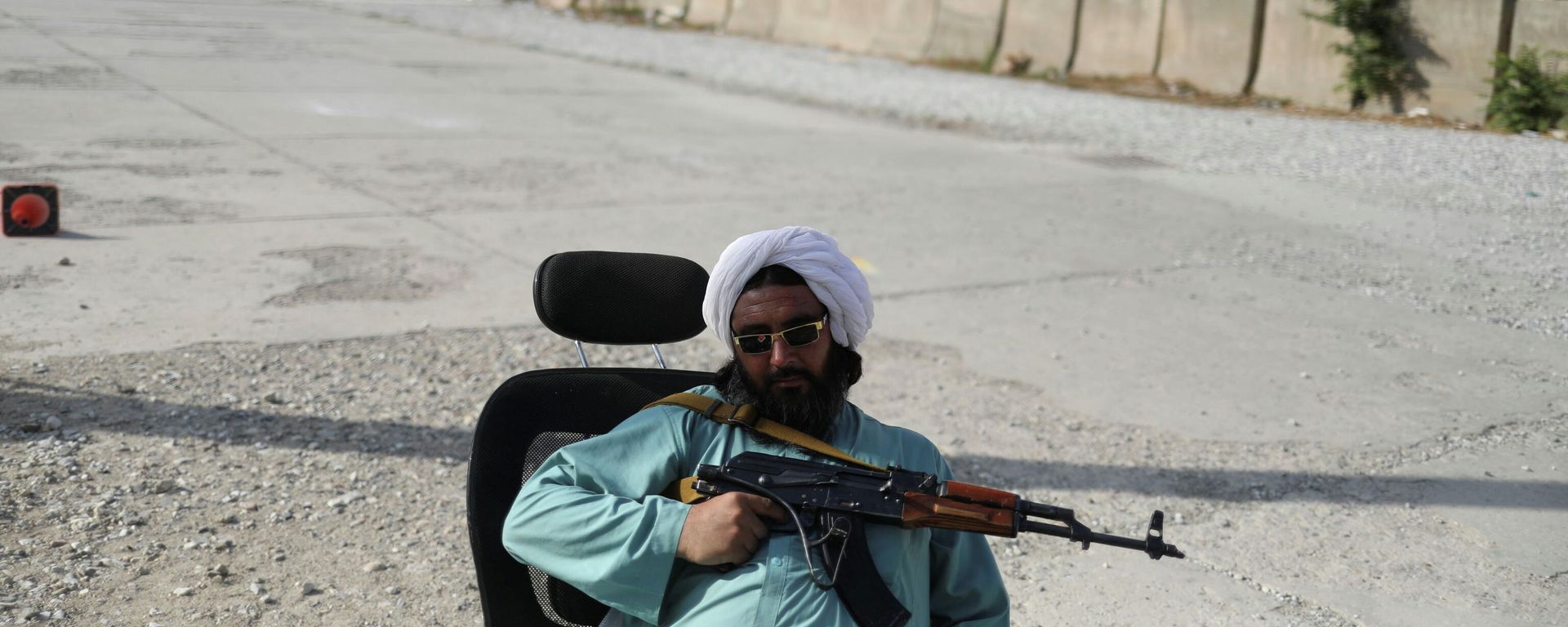 Vahdat, a Taliban soldier and former prisoner, sits on a chair at Bagram Air Base in Parwan, Afghanistan, September 23, 2021. Picture taken September 23, 2021. WANA (West Asia News Agency) via REUTERS Vahdat, a Taliban soldier and former prisoner, sits on a chair at Bagram Air Base in Parwan, Afghanistan, September 23, 2021. Picture taken September 23, 2021. WANA (West Asia News Agency) via REUTERS - Sputnik International, 1920, 03.10.2021