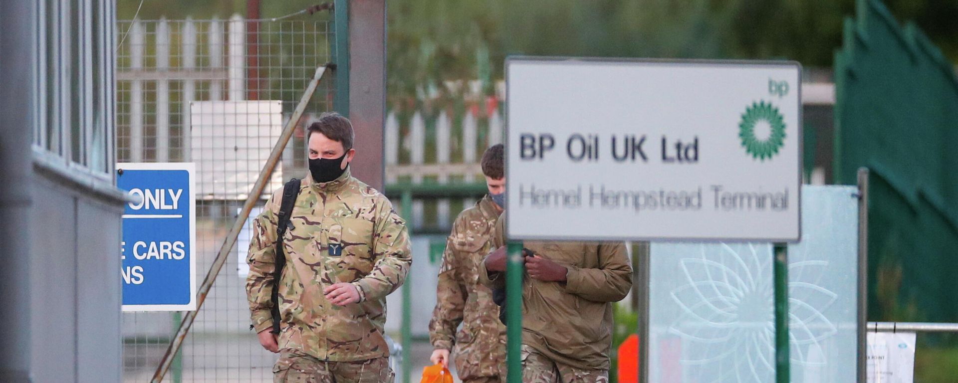 Members of the military walk at Buncefield Oil Depot in Hemel Hempstead, Britain, October 4, 2021 Members of the military walk at Buncefield Oil Depot in Hemel Hempstead, Britain, October 4, 2021 - Sputnik International, 1920, 04.10.2021