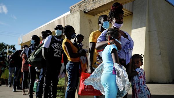 Migrants seeking asylum in the U.S. wait in line to board a bus to Houston from Val Verde Border Humanitarian Coalition after being released from U.S. Customs and Border Protection, in Del Rio, Texas, U.S., September 24, 2021 - Sputnik International