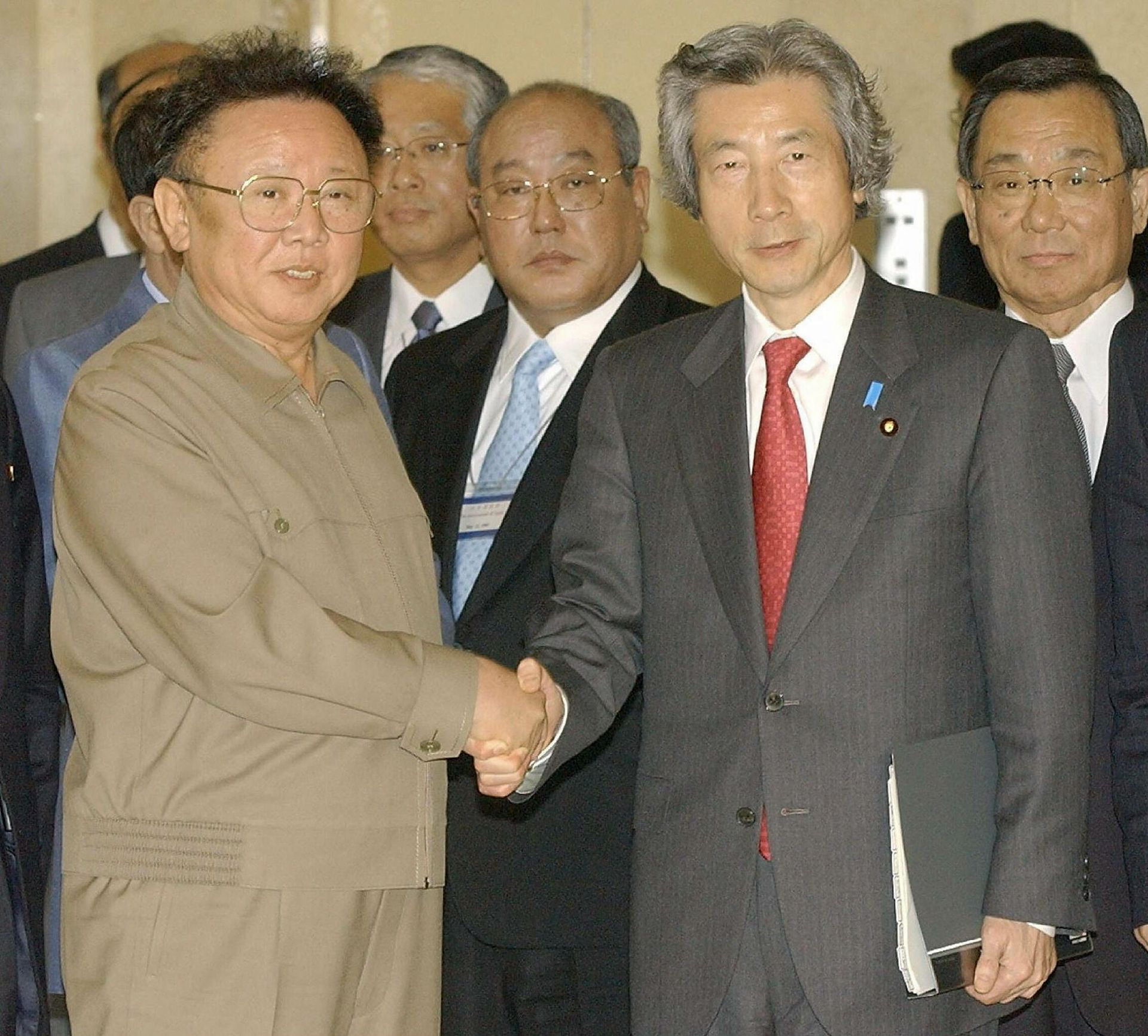 Japanese Prime Minister Junichiro Koizumi (2nd R) shakes hands with North Korean leader Kim Jong-Il (L) after their summit meeting at the Taedonggang state guesthouse in Pyongyang, 22 May 2004 - Sputnik International, 1920, 04.10.2021