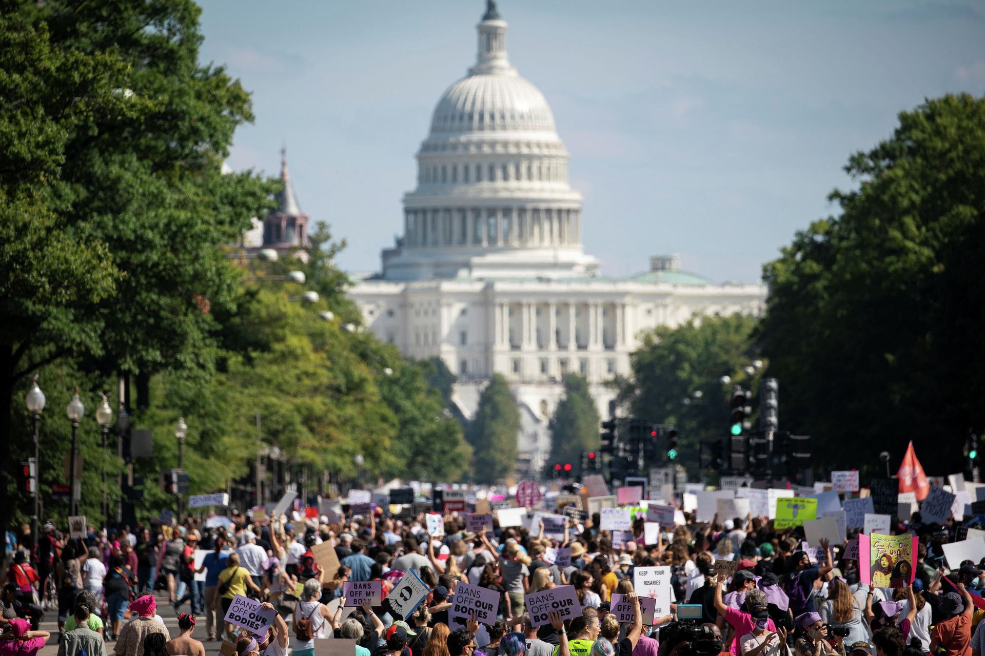 Supporters of reproductive choice march to the U.S. Supreme Court during the nationwide Women's March, held after Texas rolled out a near-total ban on abortion procedures and access to abortion-inducing medications, in Washington, U.S., October 2, 2021 Supporters of reproductive choice march to the U.S. Supreme Court during the nationwide Women's March, held after Texas rolled out a near-total ban on abortion procedures and access to abortion-inducing medications, in Washington, U.S., October 2, 2021 - Sputnik International, 1920, 01.11.2021