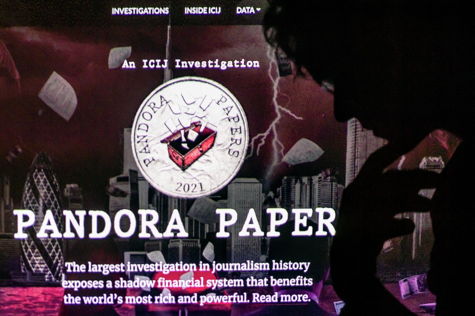 This photograph illustration shows a woman's shadow cast on the logo of Pandora Papers, in Lavau-sur-Loire, western France, on October 4, 2021 - Sputnik International, 1920, 06.10.2021
