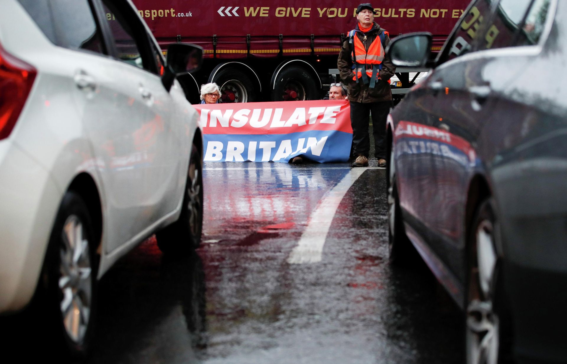 Insulate Britain activists block a motorway junction in London - Sputnik International, 1920, 26.10.2021
