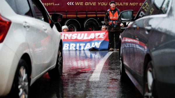 Insulate Britain activists block a motorway junction in London - Sputnik International