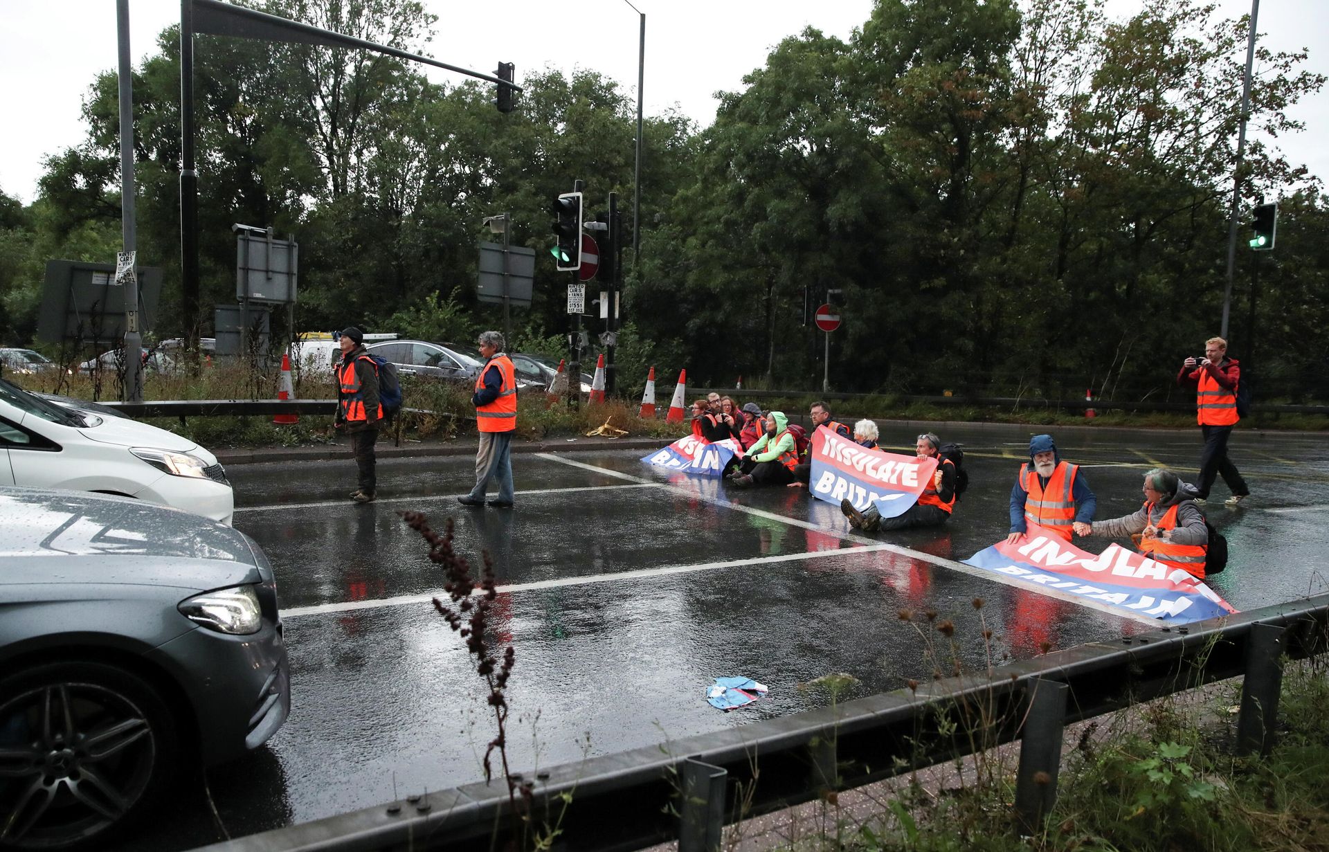 Insulate Britain activists block a motorway junction near Heathrow Airport, in London, Britain, October 1, 2021 - Sputnik International, 1920, 05.10.2021