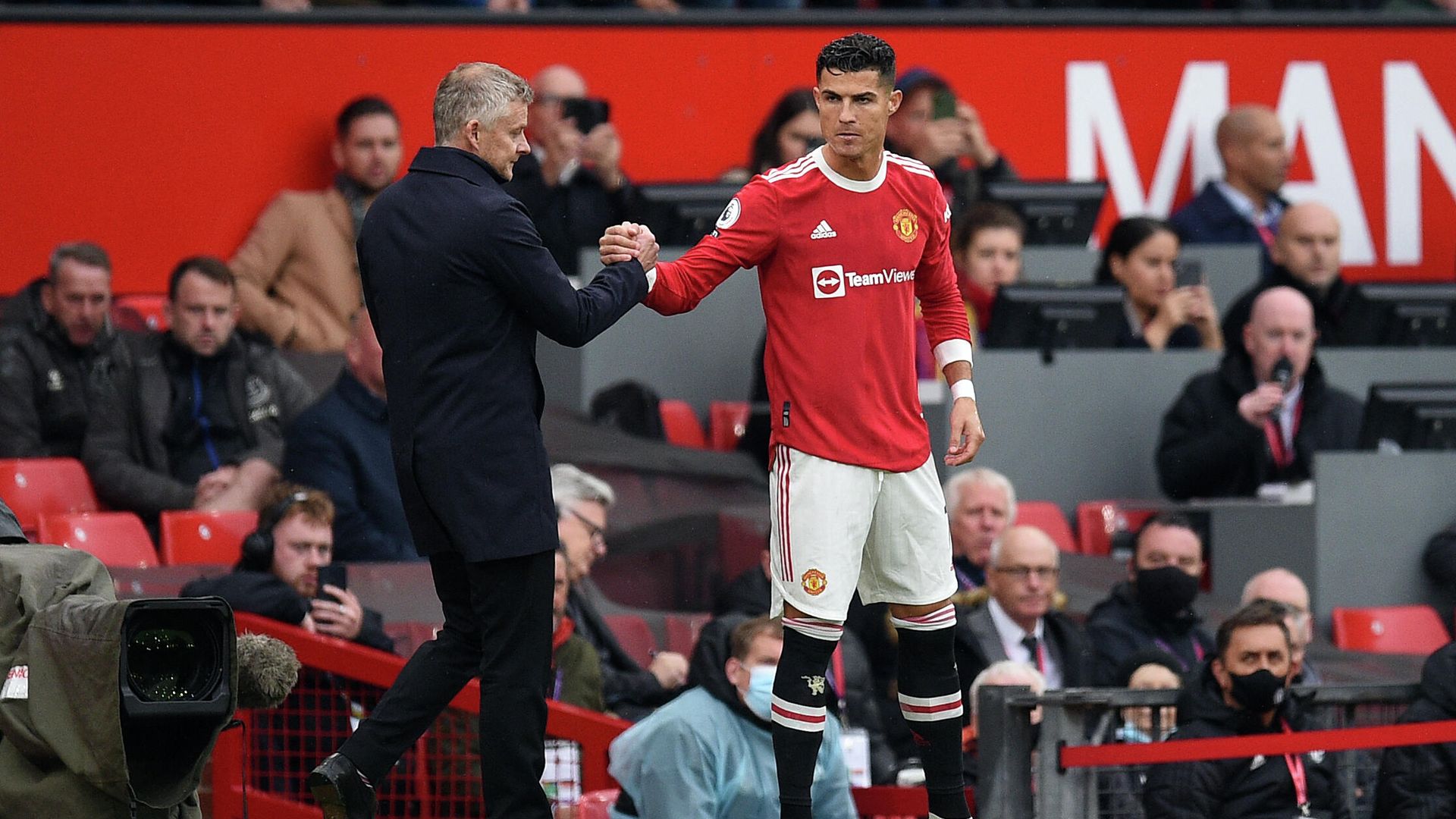 Manchester United's Norwegian manager Ole Gunnar Solskjaer (L) shakes hands with Manchester United's Portuguese striker Cristiano Ronaldo as he comes off the substitutes bench during the English Premier League football match between Manchester United and Everton at Old Trafford in Manchester, north west England, on October 2, 2021. Manchester United's Norwegian manager Ole Gunnar Solskjaer (L) shakes hands with Manchester United's Portuguese striker Cristiano Ronaldo as he comes off the substitutes bench during the English Premier League football match between Manchester United and Everton at Old Trafford in Manchester, north west England, on October 2, 2021. - Sputnik International, 1920, 05.10.2021