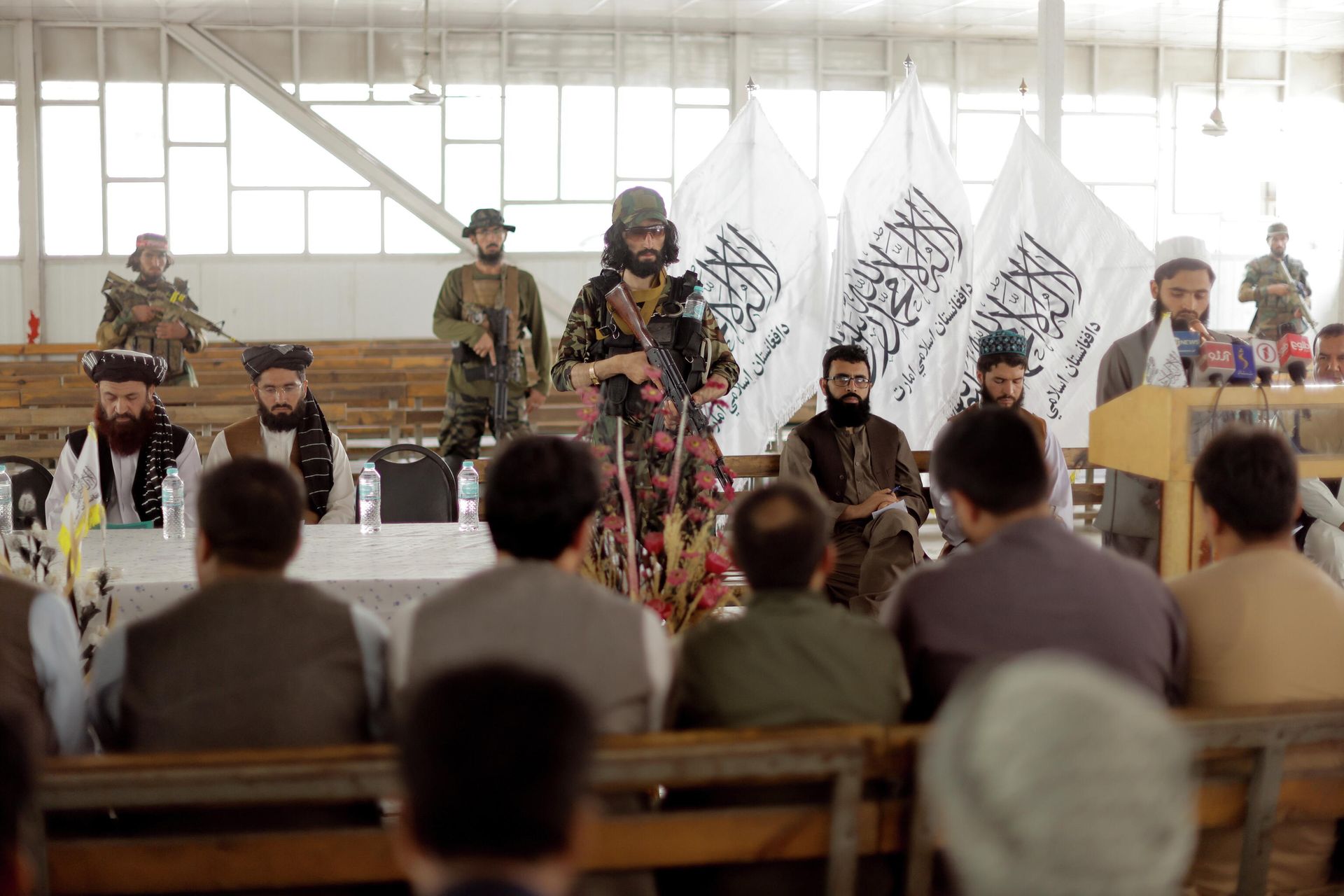 Afghanistan Taliban officials pray before the start of a news conference where they announced they will start issuing passports to its citizens again following months of delays that hampered attempts by those trying to flee the country after the Taliban seized control, in Kabul, Afghanistan October 5, 2021 Afghanistan Taliban officials pray before the start of a news conference where they announced they will start issuing passports to its citizens again following months of delays that hampered attempts by those trying to flee the country after the Taliban seized control, in Kabul, Afghanistan October 5, 2021 - Sputnik International, 1920, 25.10.2021