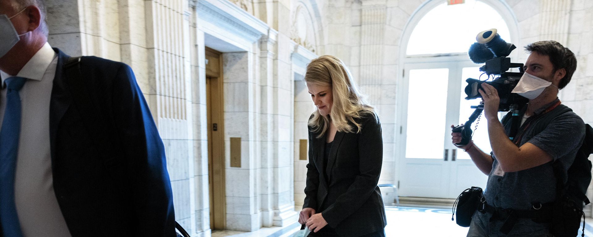  Frances Haugen, former Facebook employee turned whistleblower, arrives to testify before a Senate Commerce, Science, and Transportation Subcommittee on Consumer Protection, Product Safety, and Data Security hearing to examine Facebook's practices, on Capitol Hill on October 05, 2021 in Washington, DC.  - Sputnik International, 1920, 05.10.2021