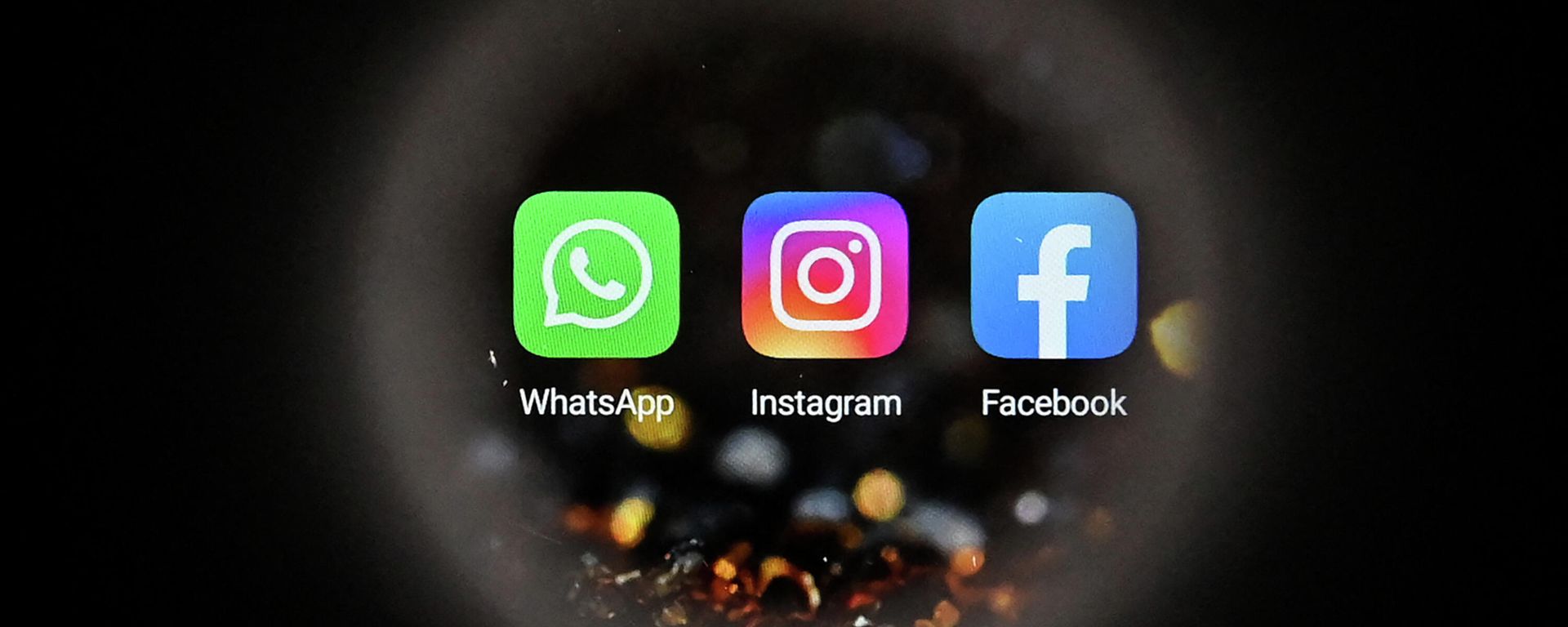 This picture taken in Moscow on October 5, 2021 shows the US online social media and social networking service Facebook's logo (R), the US instant messaging software Whatsapp's logo (L) and the US social network Instagram's logo (C) on a smartphone screen. This picture taken in Moscow on October 5, 2021 shows the US online social media and social networking service Facebook's logo (R), the US instant messaging software Whatsapp's logo (L) and the US social network Instagram's logo (C) on a smartphone screen. - Sputnik International, 1920, 14.10.2021