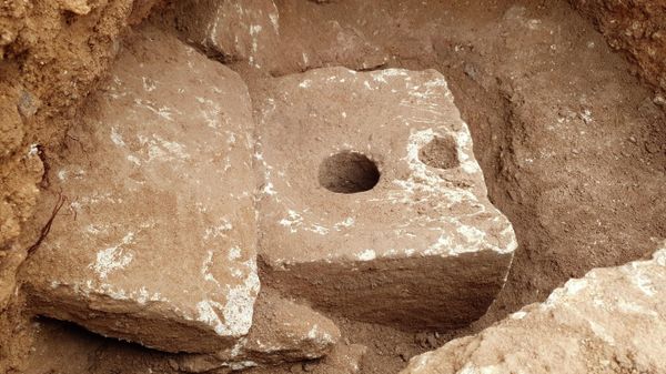 In this photo provided by Israel Antiquities Authority shows a rare ancient toilet in Jerusalem dating back more than 2,700 years Jerusalem, when private bathrooms were a luxury in the holy city, Tuesday, Oct. 5, 2021. The Israeli Antiquities Authority said on Tuesday that the smooth, carved limestone toilet was found in a rectangular cabin that was part of a sprawling mansion overlooking what is now the Old City. (Yoli Schwartz/Israel Antiquities Authority via AP) - Sputnik International