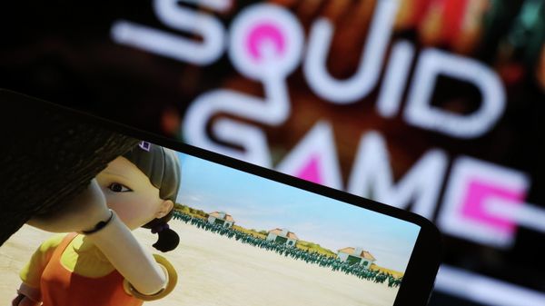 The Netflix series Squid Game is played on a mobile phone in this picture illustration taken September 30, 2021 - Sputnik International