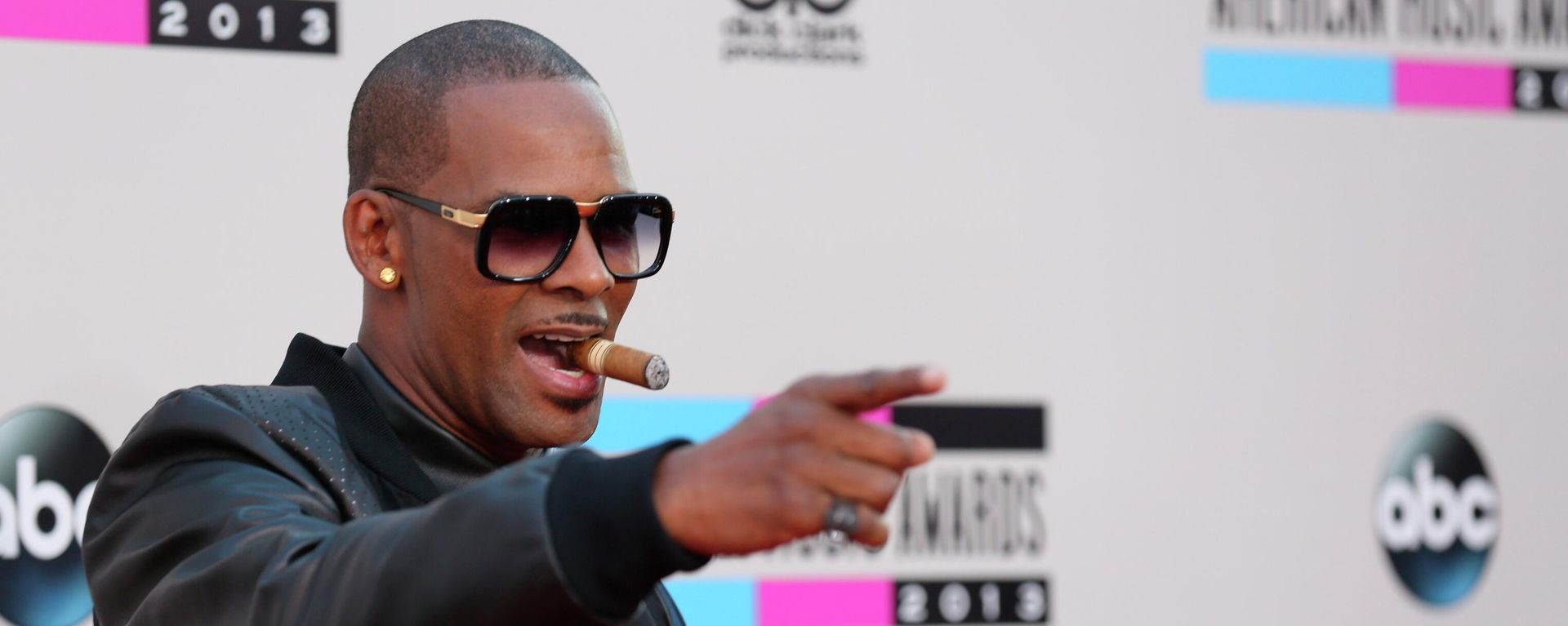 FILE - In this Sunday, Nov. 24, 2013, file photo, R. Kelly arrives at the 2013 American Music Awards, in Los Angeles. A federal jury in New York convicted the R&B superstar Monday, Sept. 27, 2021, in a sex trafficking trial FILE - In this Sunday, Nov. 24, 2013, file photo, R. Kelly arrives at the 2013 American Music Awards, in Los Angeles. A federal jury in New York convicted the R&B superstar Monday, Sept. 27, 2021, in a sex trafficking trial - Sputnik International, 1920, 06.10.2021