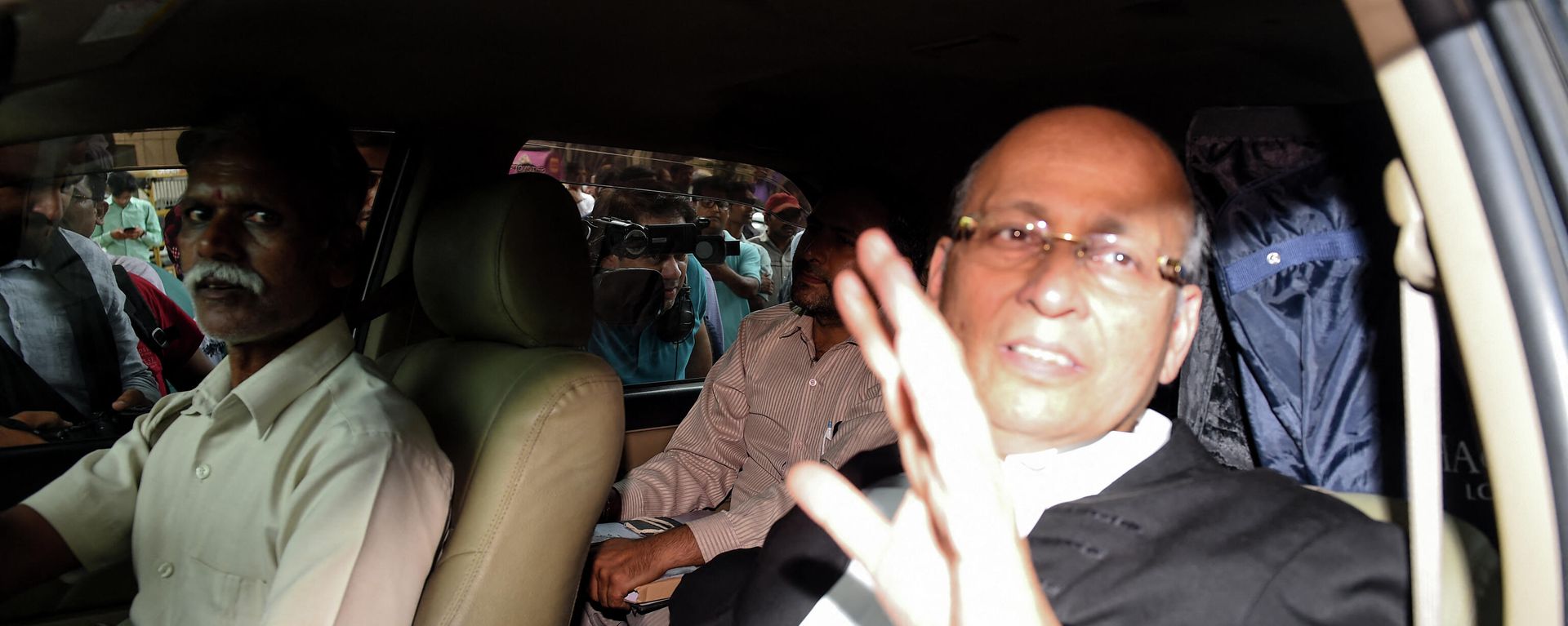 Lawyer and politician Abhishek Manu Singhvi (R) reacts as he enters a court in New Delhi on August 22, 2019, for the case of ex-finance minister Palaniappan Chidambaram Lawyer and politician Abhishek Manu Singhvi (R) reacts as he enters a court in New Delhi on August 22, 2019, for the case of ex-finance minister Palaniappan Chidambaram - Sputnik International, 1920, 06.10.2021