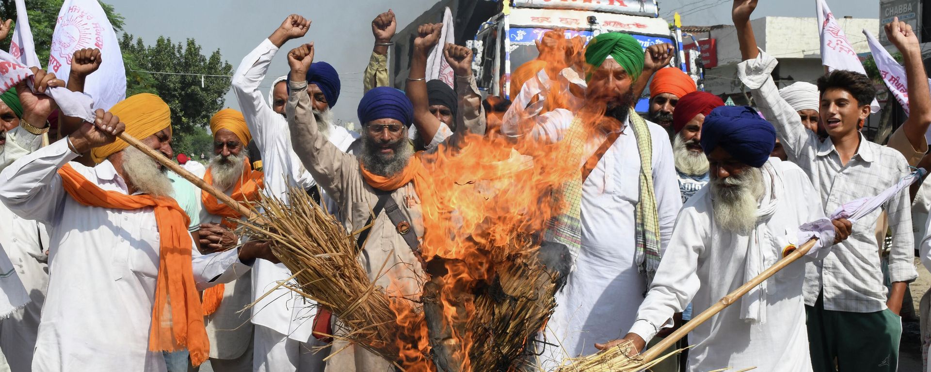 Farmers shout slogans as they burn an effigy of India's Prime Minister Narendra Modi and Uttar Pradesh state Chief Minister Yogi Adityanath during a protest on the outskirts of Amritsar on October 6, 2021, days after 9 people died in violent clashes during a farmers protest in Lakhimpur Kheri district in Utta Pradesh Farmers shout slogans as they burn an effigy of India's Prime Minister Narendra Modi and Uttar Pradesh state Chief Minister Yogi Adityanath during a protest on the outskirts of Amritsar on October 6, 2021, days after 9 people died in violent clashes during a farmers protest in Lakhimpur Kheri district in Utta Pradesh - Sputnik International, 1920, 25.10.2021
