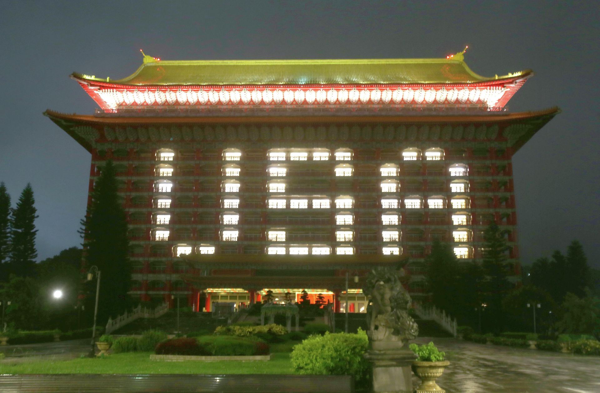''USA'' is formed by lighting on the Taipei Grand Hotel, to thank the U.S. who will give Taiwan 750,000 doses of COVID-19 vaccine after the COVID-19 alert rose to level 3 , in Taipei, Taiwan, Sunday, June 6, 2021. Taiwan is desperate for vaccines after a sudden outbreak that started in late April caught authorities by surprise ''USA'' is formed by lighting on the Taipei Grand Hotel, to thank the U.S. who will give Taiwan 750,000 doses of COVID-19 vaccine after the COVID-19 alert rose to level 3 , in Taipei, Taiwan, Sunday, June 6, 2021. Taiwan is desperate for vaccines after a sudden outbreak that started in late April caught authorities by surprise - Sputnik International, 1920, 10.11.2021
