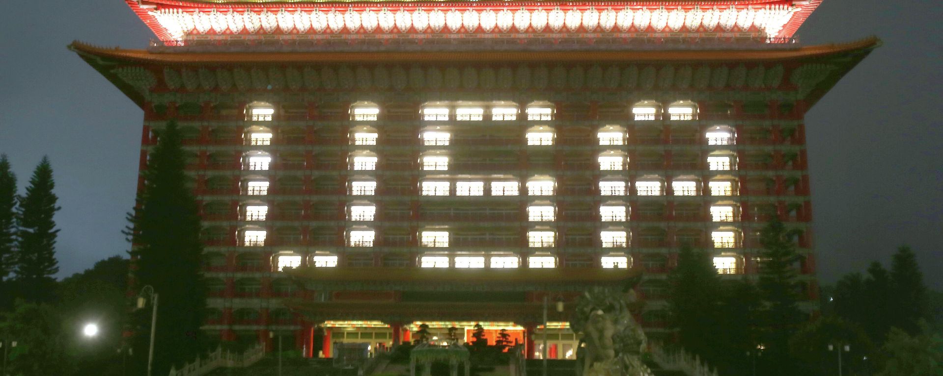''USA'' is formed by lighting on the Taipei Grand Hotel, to thank the U.S. who will give Taiwan 750,000 doses of COVID-19 vaccine after the COVID-19 alert rose to level 3 , in Taipei, Taiwan, Sunday, June 6, 2021. Taiwan is desperate for vaccines after a sudden outbreak that started in late April caught authorities by surprise - Sputnik International, 1920, 26.05.2022