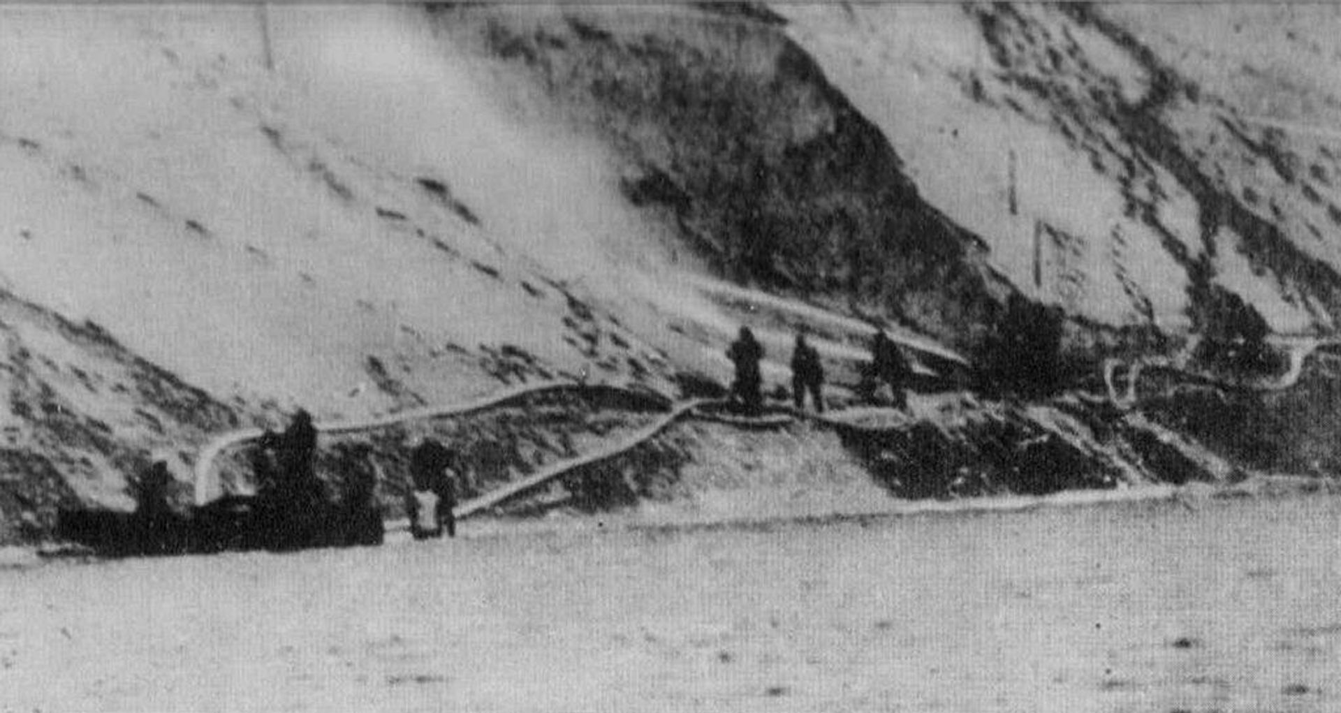 Egyptian military engineers employ water cannons to breach the Israeli sand wall on the east bank of the Suez Canal on October 6, 1973. Israel had expected it would take between 24 and 48 hours using explosives, but with the water cannons, the Egyptians breached the wall in less than 60 minutes. - Sputnik International, 1920, 06.10.2021