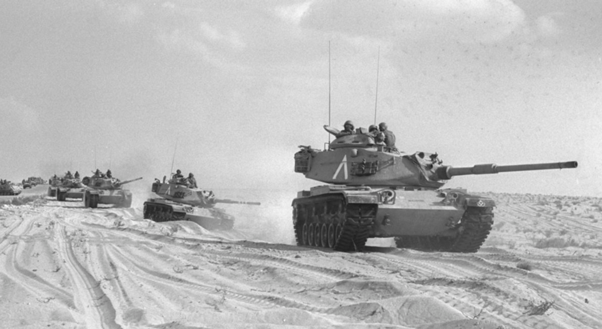 Israel Defense Forces Magach main battle tanks, upgraded version of the American M60 Patton, crossing the Sinai towards the Suez Canal during the Yom Kippur War, October 1973 Israel Defense Forces Magach main battle tanks, upgraded version of the American M60 Patton, crossing the Sinai towards the Suez Canal during the Yom Kippur War, October 1973 - Sputnik International, 1920, 13.10.2023
