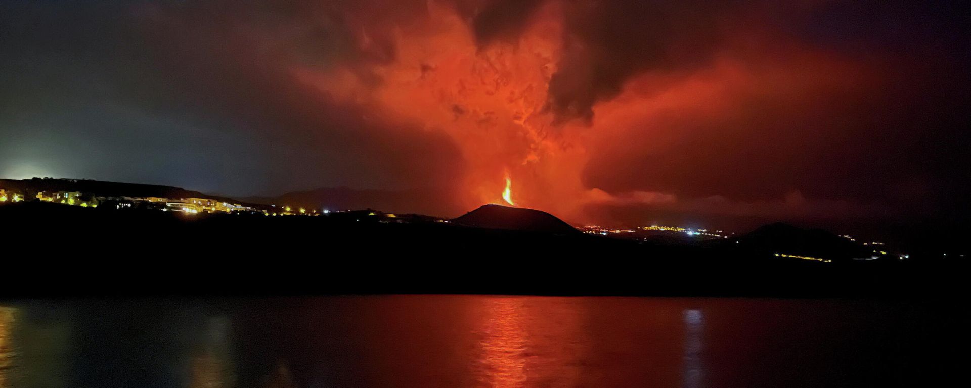 Lava and smoke rise from an erupting volcano in the Cumbre Vieja national park at Tazacorte, on the Canary Island of La Palma, Spain September 25, 2021 - Sputnik International, 1920, 03.11.2021