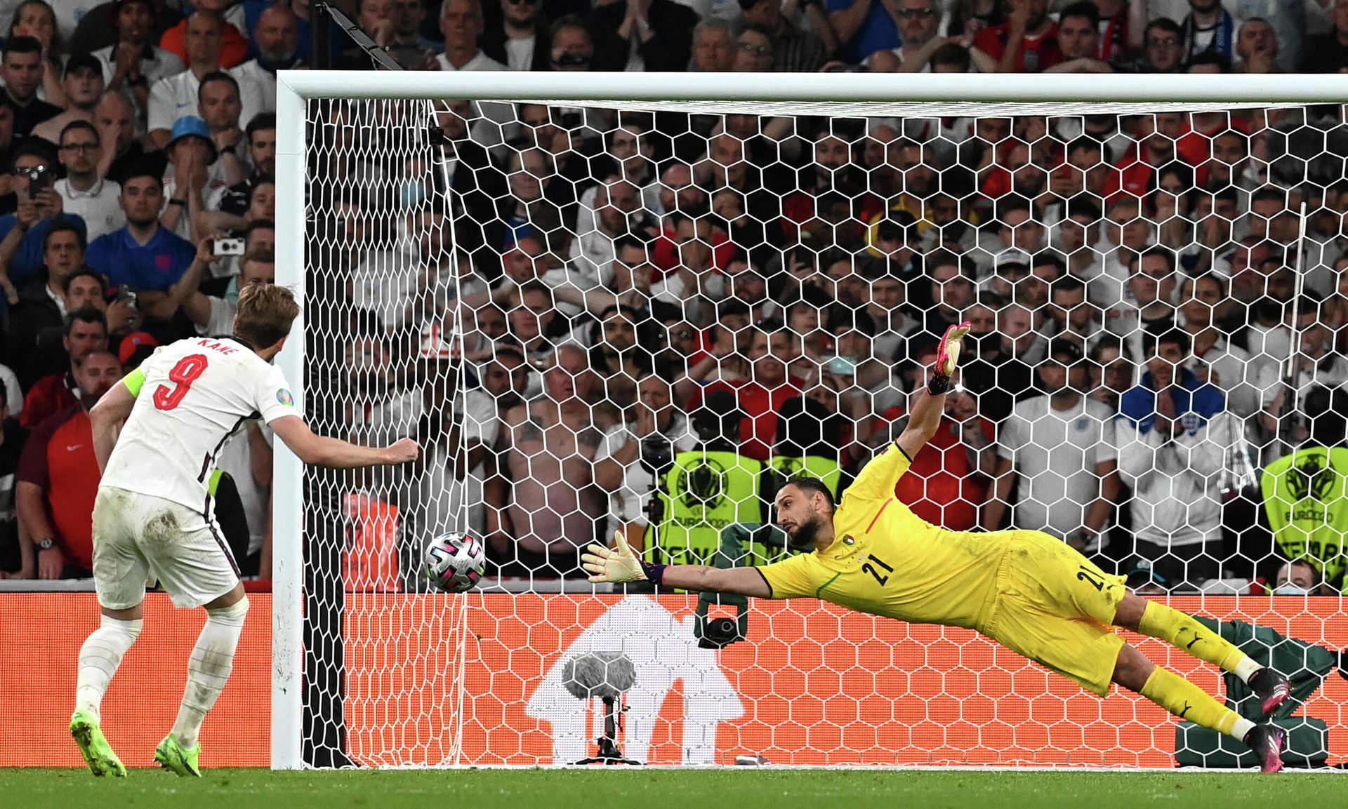 England's Harry Kanem left, shoots to score past Italy's goalkeeper Gianluigi Donnarumma during penalty shootout of the Euro 2020 soccer championship final match between England and Italy at Wembley Stadium in London, Sunday, July 11, 2021 England's Harry Kanem left, shoots to score past Italy's goalkeeper Gianluigi Donnarumma during penalty shootout of the Euro 2020 soccer championship final match between England and Italy at Wembley Stadium in London, Sunday, July 11, 2021 - Sputnik International, 1920, 18.11.2022