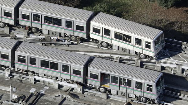 A Nippori-Toneri Liner train is derailed slightly after an earthquake jolted the Tokyo region the previous night in Tokyo, Japan in this photo taken by Kyodo October 8, 2021 - Sputnik International