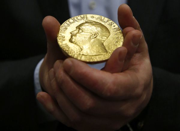 FILE - In this Thursday, March 27, 2014 file photo bidder Ole Bjorn Fausa, of Norway, holds the 1936 Nobel Peace Prize medal in Baltimore.  - Sputnik International