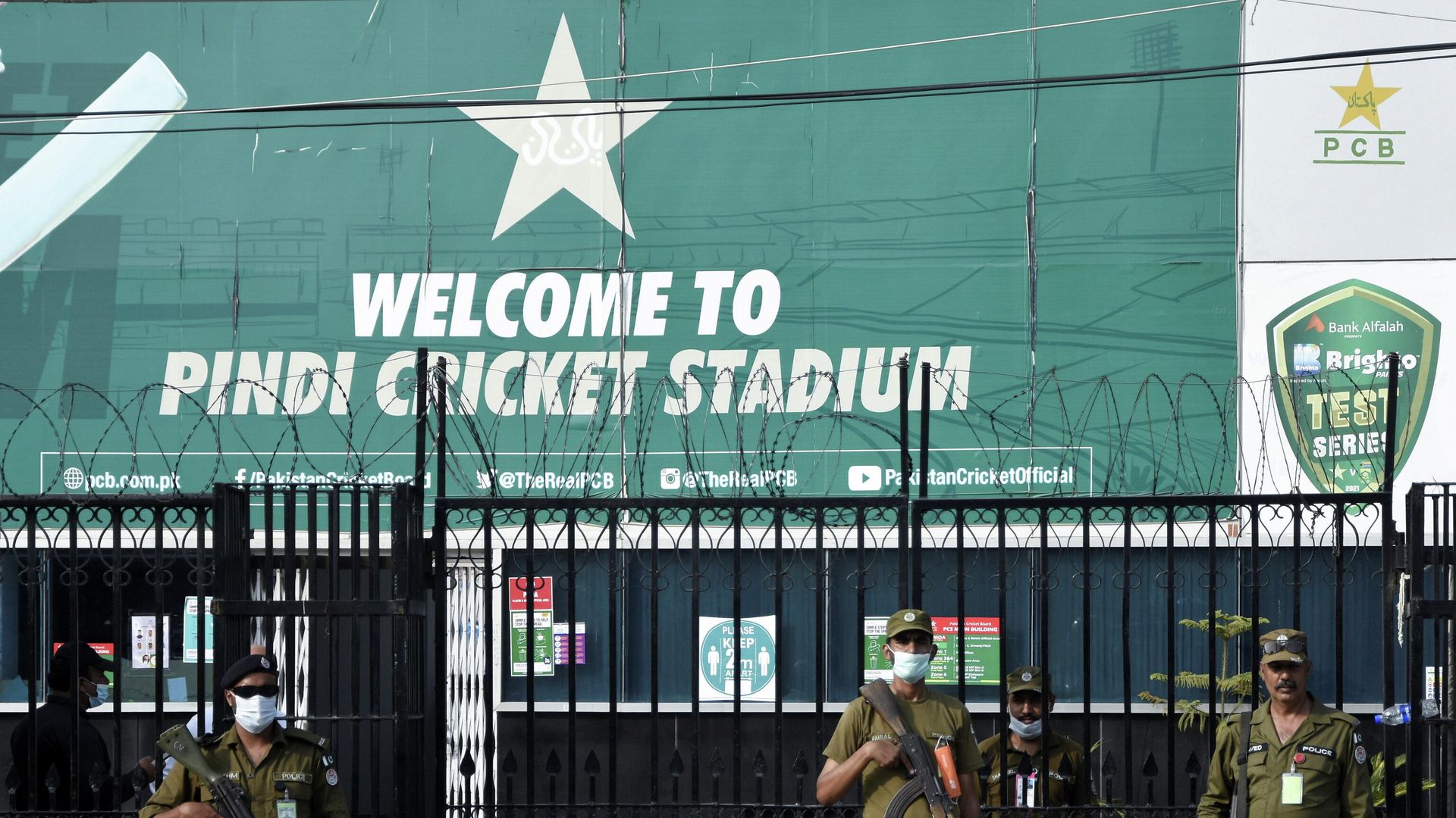 Police officers stand guard outside Rawalpindi Cricket Stadium after New Zealand cricket team pull out of a Pakistan cricket tour over security concerns, in Rawalpindi, Pakistan September 17, 2021. Police officers stand guard outside Rawalpindi Cricket Stadium after New Zealand cricket team pull out of a Pakistan cricket tour over security concerns, in Rawalpindi, Pakistan September 17, 2021. - Sputnik International, 1920, 08.10.2021
