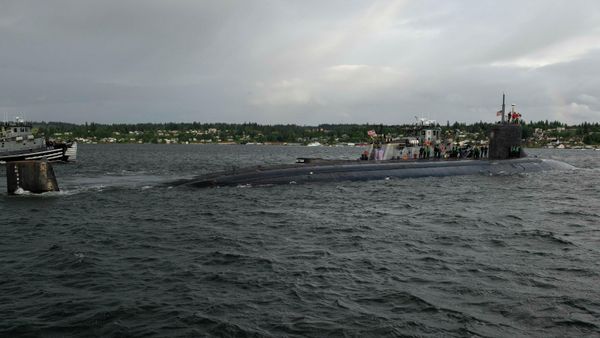 The Seawolf-class fast-attack submarine USS Connecticut (SSN 22) departs Naval Base Kitsap-Bremerton for deployment in Bremerton, Washington on May 27, 2021 - Sputnik International