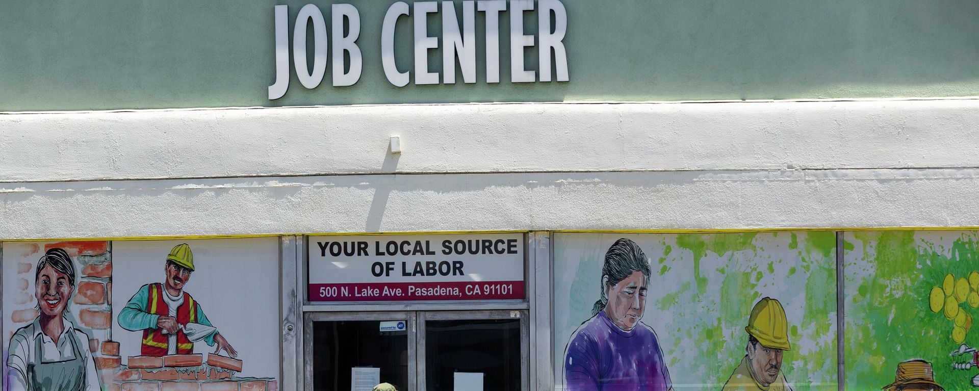 In this May 7, 2020, file photo, a person looks inside the closed doors of the Pasadena Community Job Center during the coronavirus outbreak in Pasadena, Calif. - Sputnik International, 1920, 05.08.2022