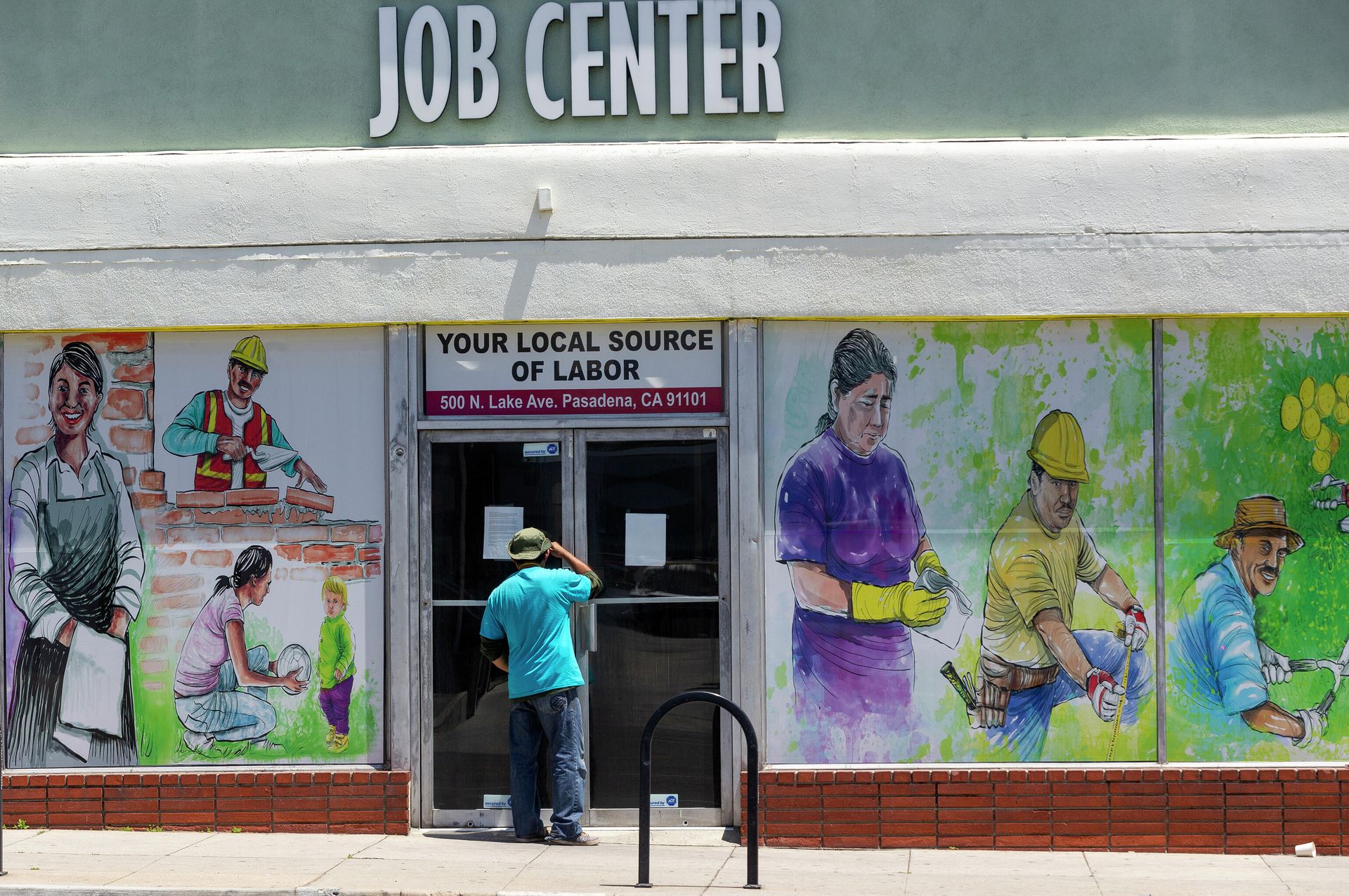 In this May 7, 2020, file photo, a person looks inside the closed doors of the Pasadena Community Job Center during the coronavirus outbreak in Pasadena, Calif. In this May 7, 2020, file photo, a person looks inside the closed doors of the Pasadena Community Job Center during the coronavirus outbreak in Pasadena, Calif. - Sputnik International, 1920, 01.09.2022