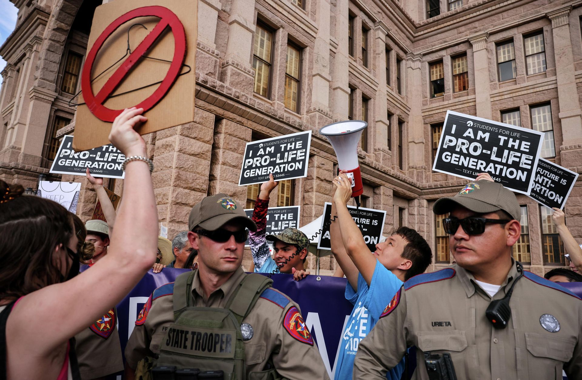 Texas police separate anti-abortion protestors from supporters of reproductive freedom during the nationwide Women's March, held after Texas rolled out a near-total ban on abortion procedures and access to abortion-inducing medications, in Austin, Texas, U.S., October 2, 2021. Texas police separate anti-abortion protestors from supporters of reproductive freedom during the nationwide Women's March, held after Texas rolled out a near-total ban on abortion procedures and access to abortion-inducing medications, in Austin, Texas, U.S., October 2, 2021. - Sputnik International, 1920, 01.11.2021