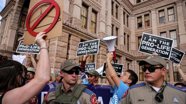 Texas police separate anti-abortion protestors from supporters of reproductive freedom during the nationwide Women's March, held after Texas rolled out a near-total ban on abortion procedures and access to abortion-inducing medications, in Austin, Texas, U.S., October 2, 2021. - Sputnik International
