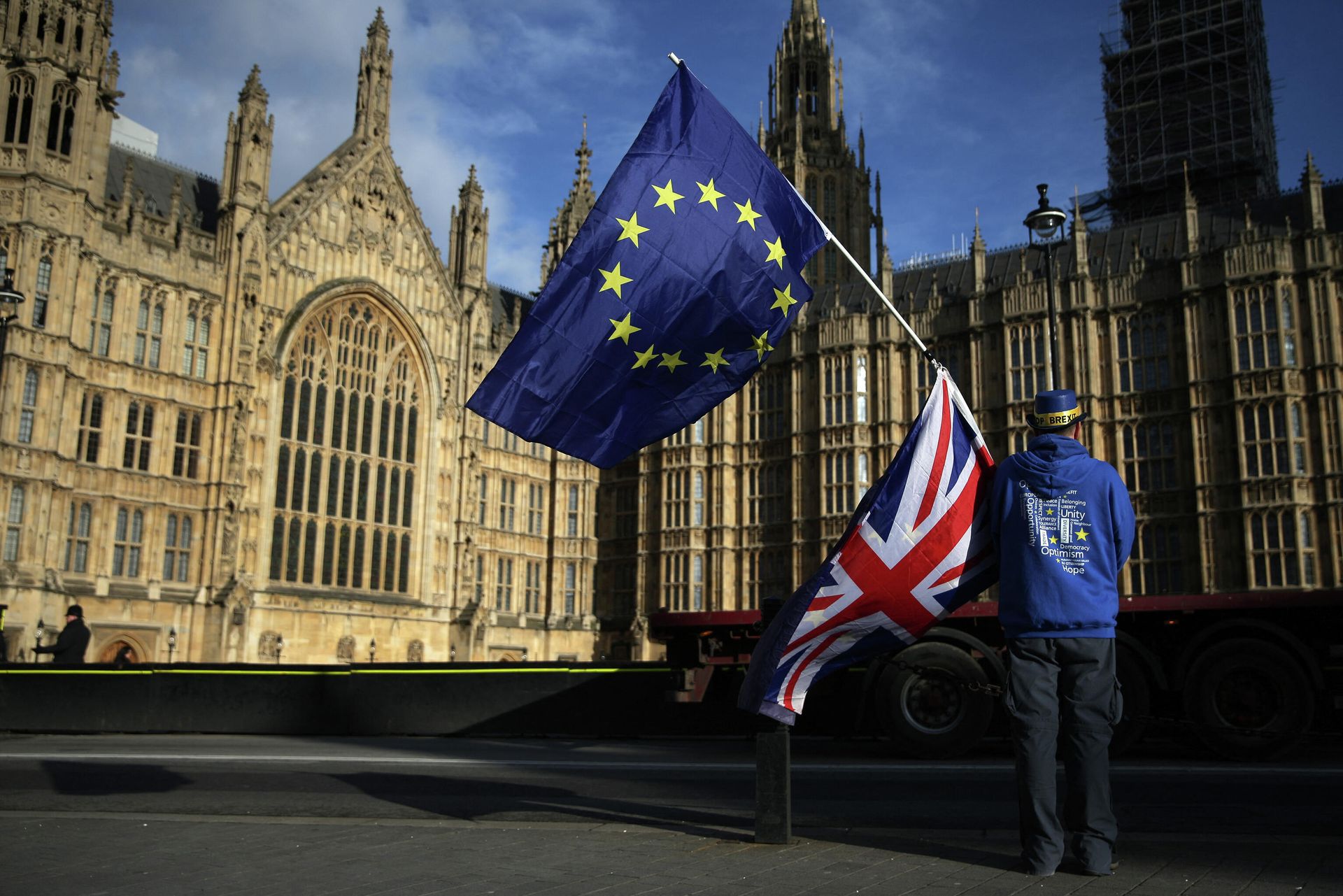 Pro-European Union,(EU), anti-Brexit demonstrator Steve Bray holds the EU and UK flags outside the Houses of Parliament, in central London on January 22, 2018 Pro-European Union,(EU), anti-Brexit demonstrator Steve Bray holds the EU and UK flags outside the Houses of Parliament, in central London on January 22, 2018 - Sputnik International, 1920, 14.10.2021