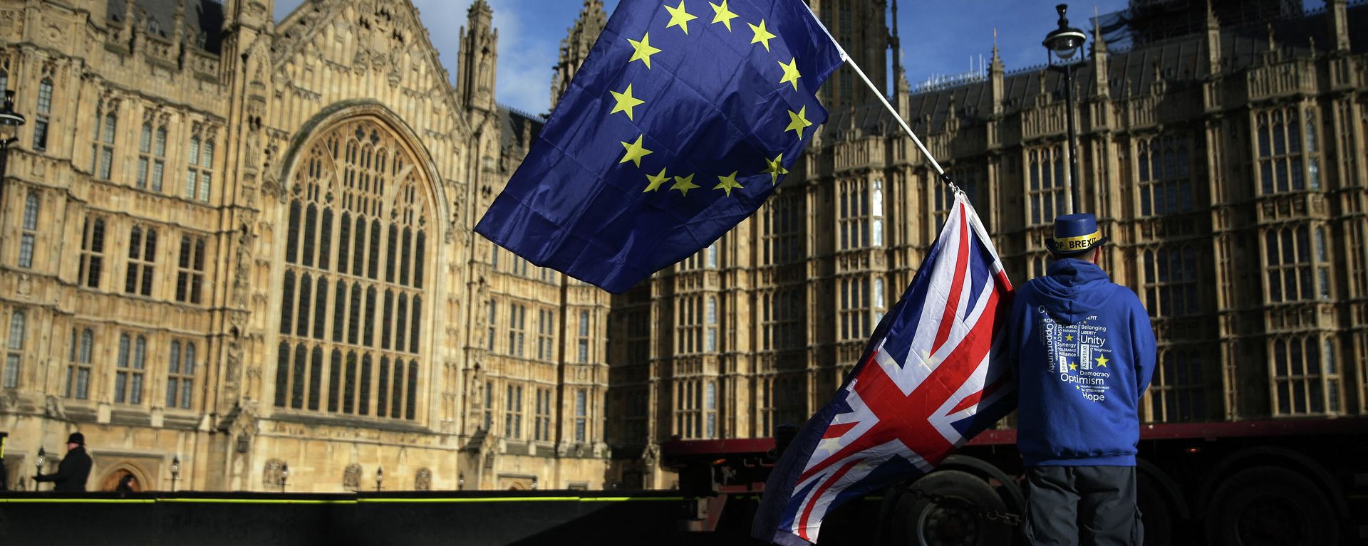 Pro-European Union,(EU), anti-Brexit demonstrator Steve Bray holds the EU and UK flags outside the Houses of Parliament, in central London on January 22, 2018 - Sputnik International, 1920, 15.10.2021