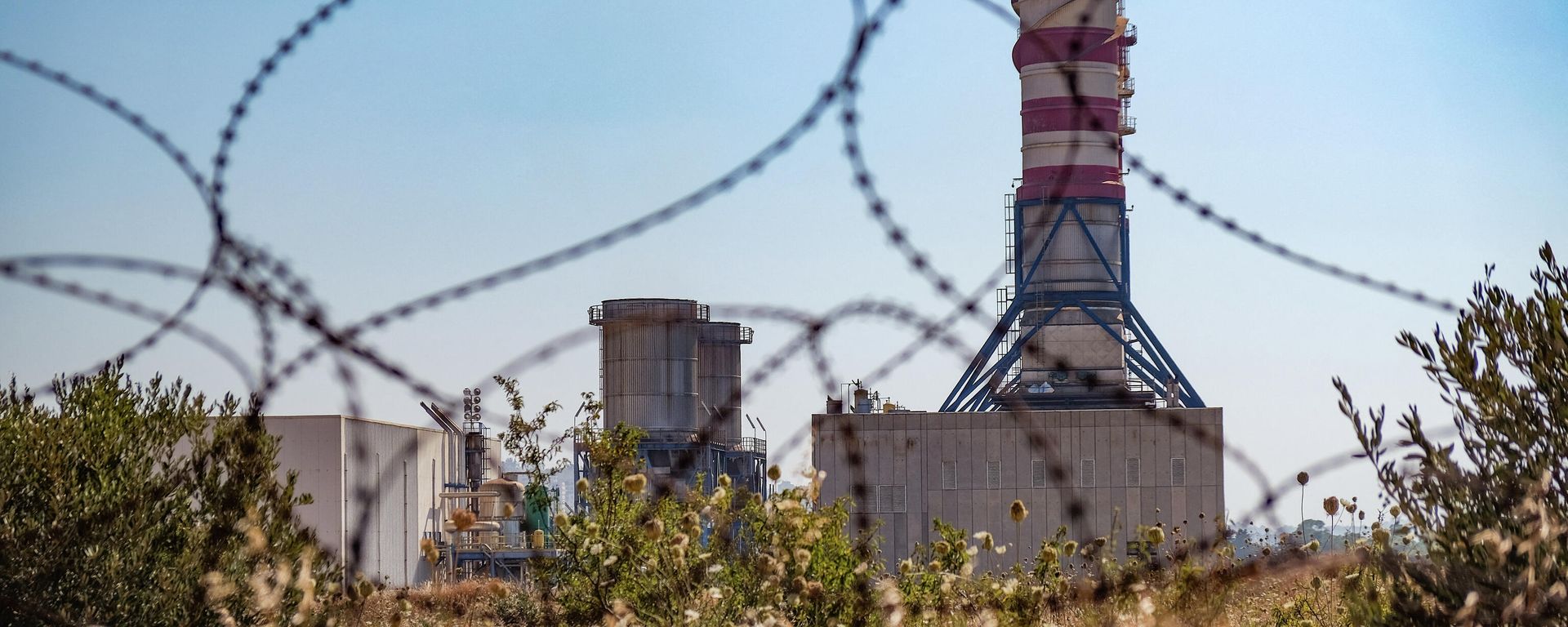 A picture taken on July 10, 2021 shows the Deir Ammar power station in the northern Lebanese city of Tripoli. - A major power station in Lebanon is to resume operations tomorrow, two days after it ground to a halt due to a lack of fuel at a time of constant power cuts and economic collapse. Zahrani power plant will be back in service starting tomorrow morning after the entire cargo aboard the tanker is unloaded into its tanks, EDL said in a statement. The state electricity company did not refer to Deir Ammar power station which also went offline on Friday because it ran out of fuel. - Sputnik International, 1920, 09.10.2021