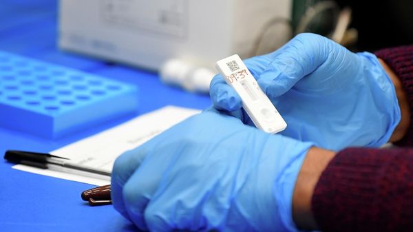 FILE PHOTO: Students take coronavirus disease (COVID-19) tests at Harris Academy Beckenham, in London - Sputnik International