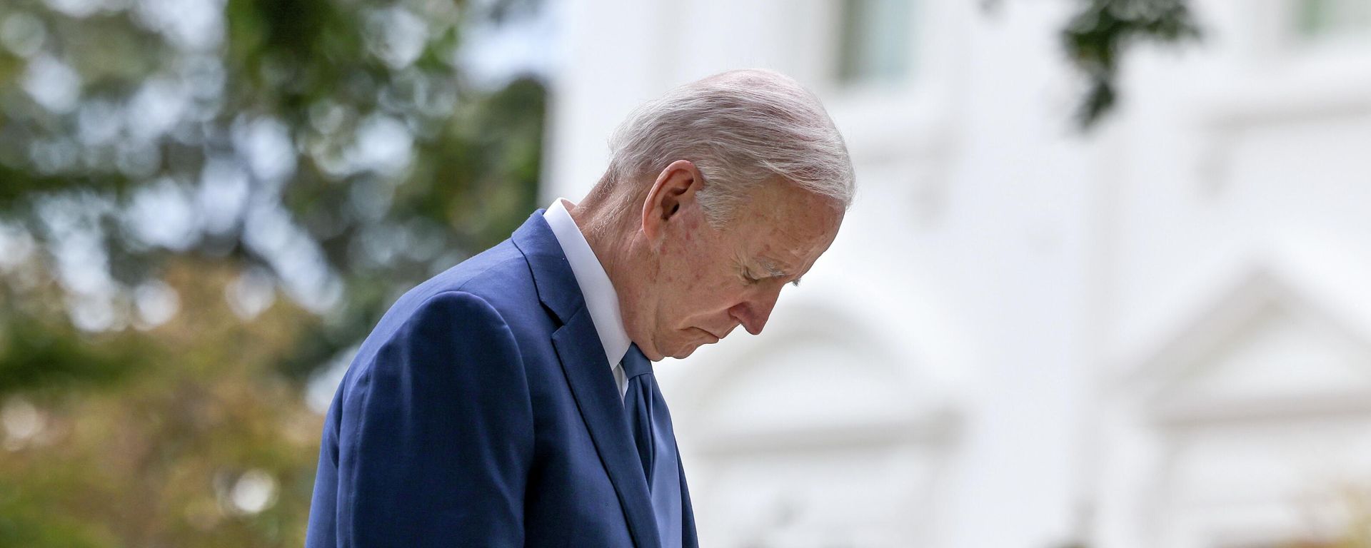 U.S. President Joe Biden lowers his head before he delivers remarks at a proclamation signing to restore protections for Bears Ears and Grand Staircase-Escalante National Monument in Washington, U.S., October 8, 2021. REUTERS/Evelyn Hockstein - Sputnik International, 1920, 16.10.2021
