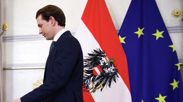 Austria's Chancellor Sebastian Kurz, who is under investigation on suspicion of corruption offences, leaves after giving a statement at the federal chancellery in Vienna, Austria October 9, 2021. - Sputnik International