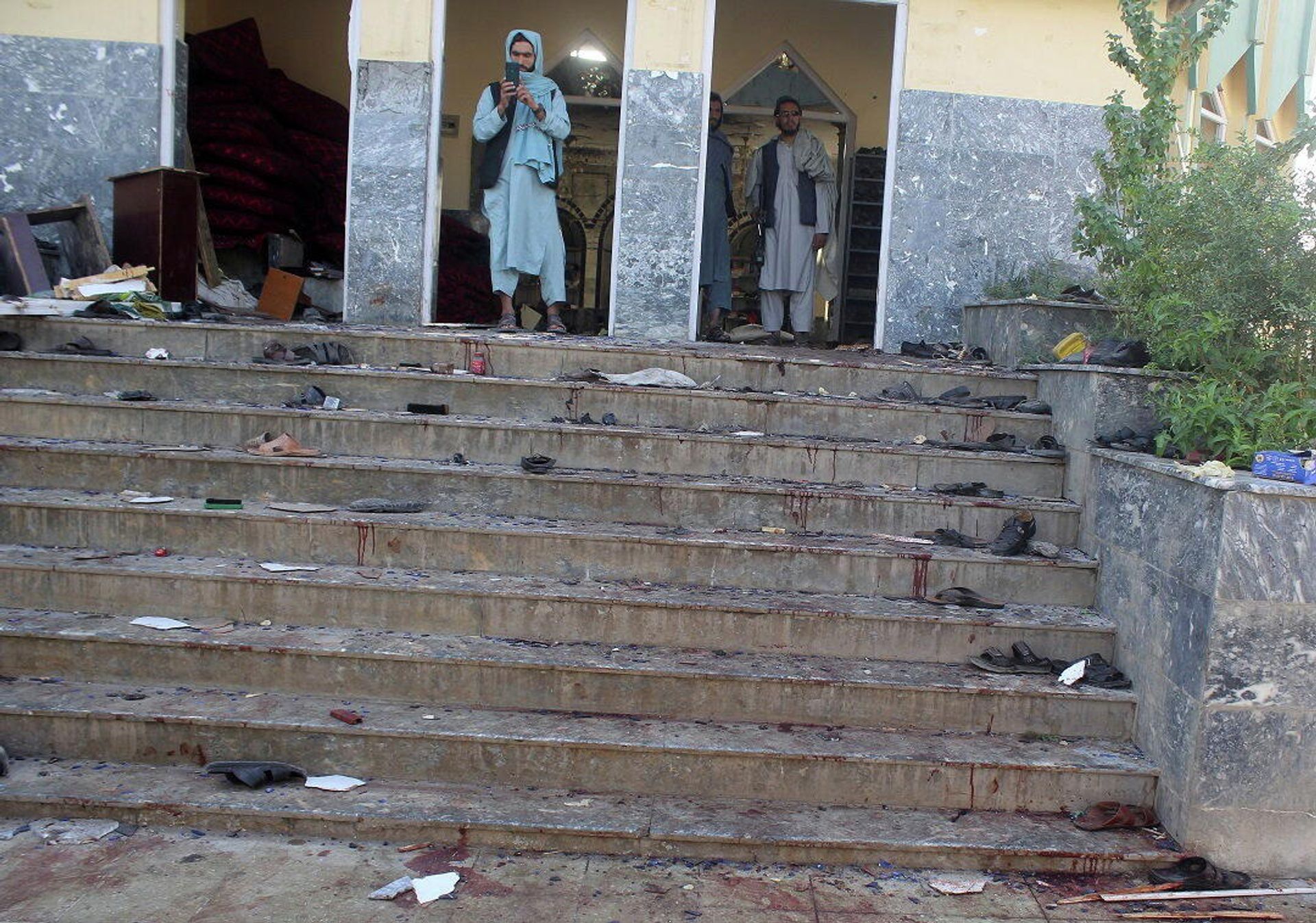 Afghan men stand inside a mosque after a blast, in Kunduz, Afghanistan October 8, 2021. Afghan men stand inside a mosque after a blast, in Kunduz, Afghanistan October 8, 2021. - Sputnik International, 1920, 09.10.2021