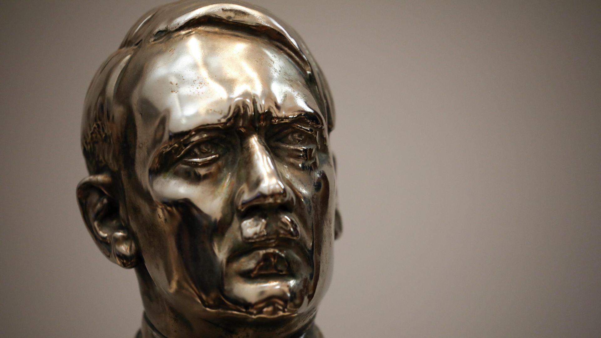 A bust German Nazi leader Adolf Hitler discovered by police in 2017 is displayed at a press conference in Buenos Aires, Argentina, Wednesday, Oct. 2, 2019. - Sputnik International, 1920, 10.10.2021