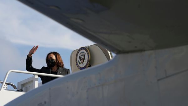 U.S. Vice President Kamala Harris waves as she departs Joint Base Andrews in Maryland, U.S., October 8, 2021 - Sputnik International