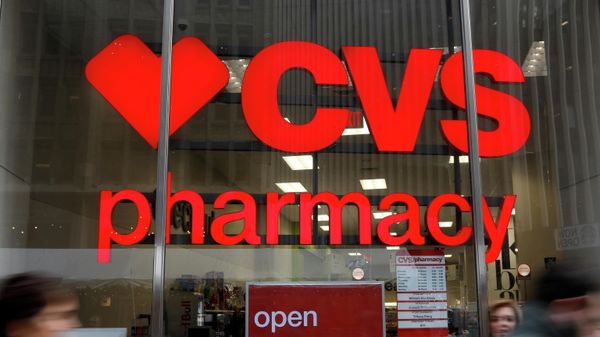 People walk by a CVS Pharmacy store in the Manhattan borough of New York City, New York, U.S., November 30, 2017. REUTERS/Shannon Stapleton/File Photo - Sputnik International
