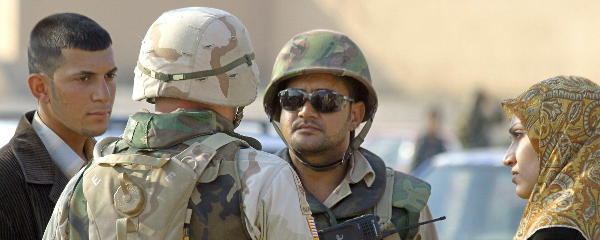 A US soldier speaks with a member of the Iraqi Civil Defense Corps (ICDC) during a monitored vehicle security search of vehicles in the town of Fallujah, 50 kms west of Baghdad, 04 January 2004 A US soldier speaks with a member of the Iraqi Civil Defense Corps (ICDC) during a monitored vehicle security search of vehicles in the town of Fallujah, 50 kms west of Baghdad, 04 January 2004 - Sputnik International, 1920, 10.10.2021